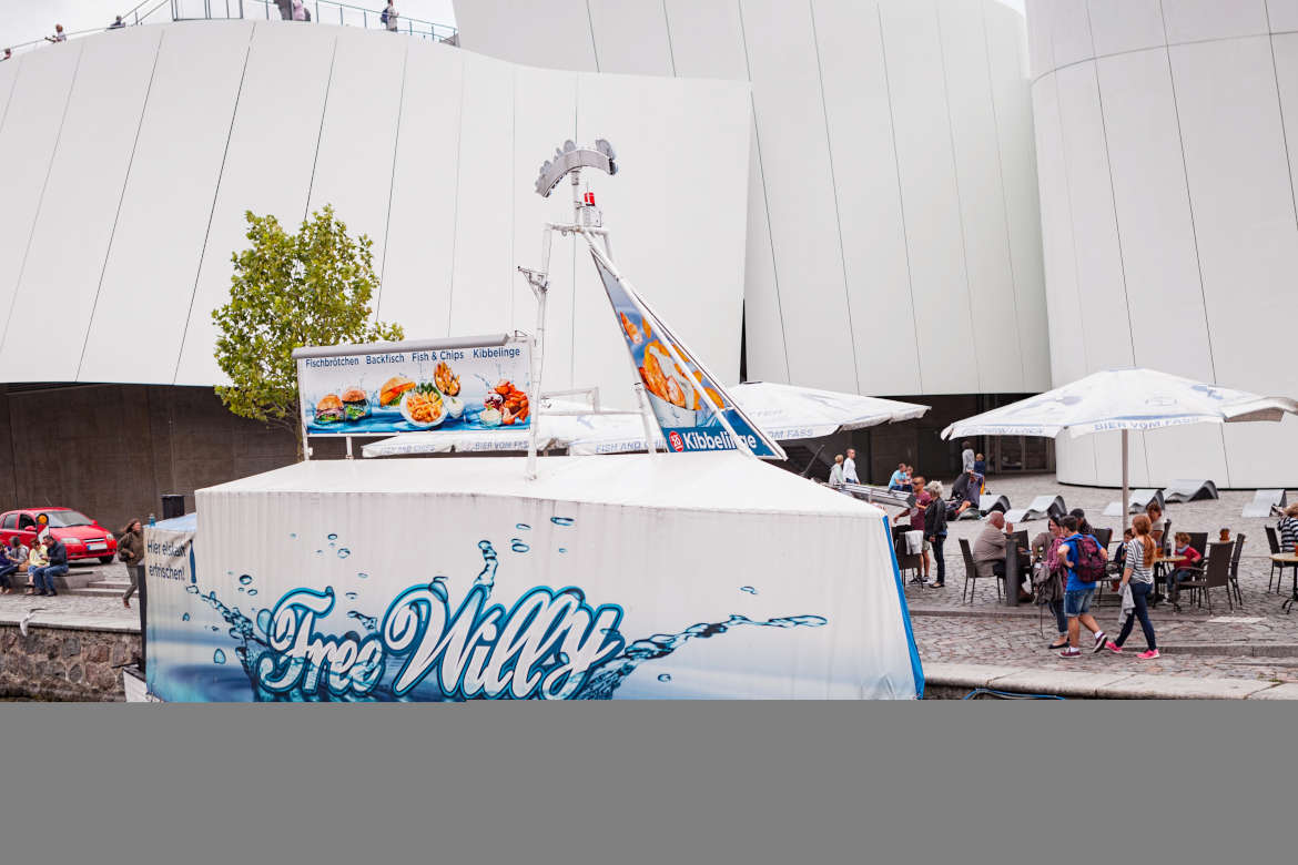 Fischkutter Free Willy räuchert live